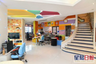 家庭廳用色繽紛，營造出充滿活力的環境。