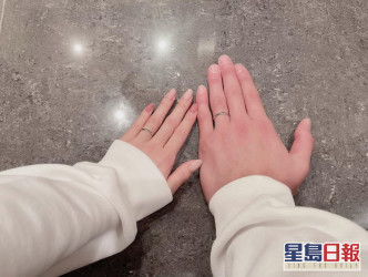 板野友美和高橋奎二亦騷出結婚戒指。