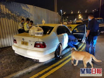 警方於現場調查及召來緝毒犬協助搜索。