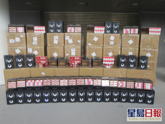 海关昨日在深圳湾管制站检获约62万支怀疑私烟。政府新闻处图片
