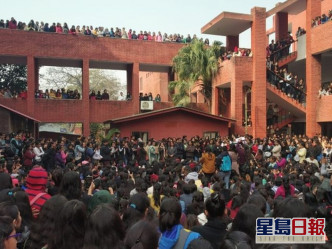 印度逾百人聚集校園抗議校方若不徹查千名男子闖女校性騷擾女生事件，不排除罷課到底。(網圖)