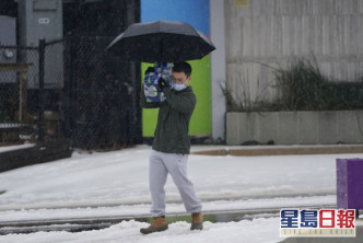 民眾冒雪購買生活必需品。AP圖片
