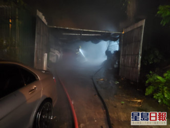 孟公窩村一間維修車房冒煙起火。