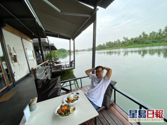 喺佛統府一間湖邊餐廳歎美食，胡慧沖表示好耐未試過坐低食餐好。