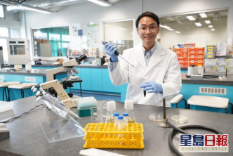 陈俊邦在研发纳米抗菌涂层的应用方法时，活用于IVE所学的微生物学知识。VTC提供图片