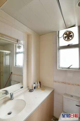 浴室保養不俗，並設窗戶排走濕氣。
