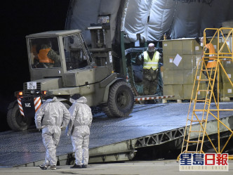 捷克士兵機場卸下中國物資。 AP