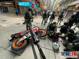 政府譴責有人駕駛電單車，撞向正在附近執勤的警務人員。