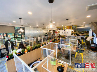 泰國曼谷有餐廳利用塑膠板阻隔面對面客人。網上圖片