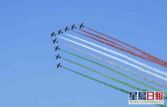 空军在罗马上空飞行表演队纪念意大利解放日。新华社