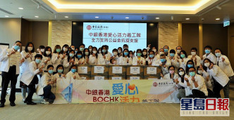 中銀香港義工隊協助公益金包裝口罩。