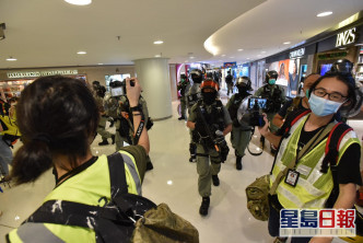 防暴警察驅散商場內的人。