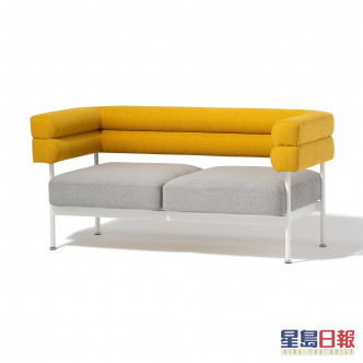 顏色對比較大的沙發，有綠色配粉紅色，以及黃色配灰色兩款設計，非常奪目。