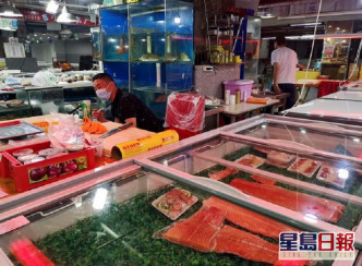 北京的超市將三文魚下架。網上圖片