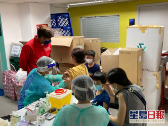 劍苗醫療與社區組織協會首次合作,派出外展隊為深水埗的劏房戶免費注射流感疫苗。