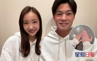 29歲的板野友美今早在社交網宣布和23歲棒球選手高橋奎二結婚。