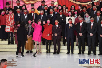 李寶安(前排右三)年初出席新春團拜。資料圖片