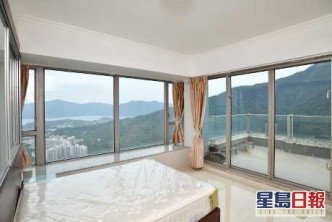 主人套房設有兩面大玻璃窗，把海景及山景引入屋。