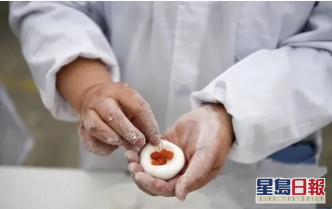 湖南省一間辣條廠利用辣條製作湯圓。網圖