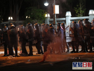 曼谷上周六晚示威者与防暴警察爆发激烈冲突。AP