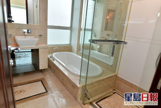 浴室同时设浴缸及企缸，可自由选择淋浴或浸浴。