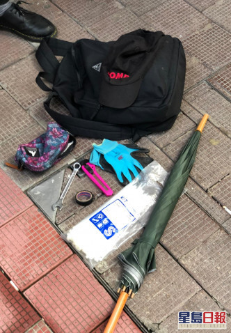 警方於銅鑼灣一名20歲男子的背包內搜獲鎅刀、士巴拿、索帶和手套等物品。