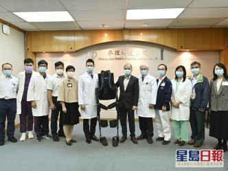 醫管局港島西聯網醫院行政總監鄧錦成（右六），瑪麗醫院矯型及創傷外科部門主管黃一華（右五）。
