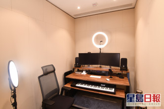 音樂室提供專業級音樂設備，已安裝混音程式，備有麥克風及熒幕鏡頭。