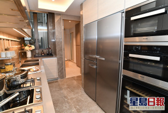 廚房設長形工作枱，上下均有櫥櫃為住戶提供收納空間。
