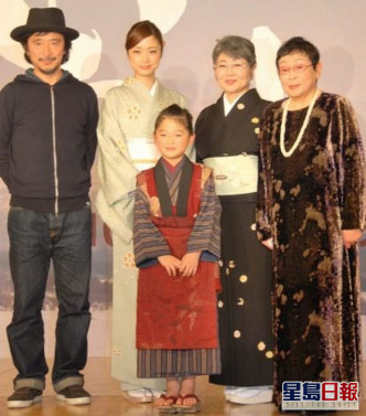 2013年《阿信》拍少年版電影，橋田（右）亦有出席宣傳活動。
