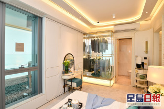 多間睡房都採用玻璃衣櫃，使房間變得更有層次感。