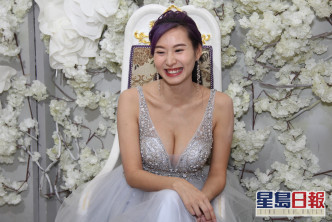 双喜临门
Dry足四年终于搵到真爱,庄韵澄一提老公即笑。佢亦希望出年年尾补摆婚宴,到时搞埋百日宴,讲到咁白,咁大家明白未?
