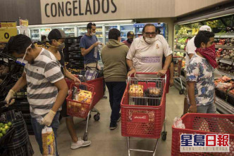 秘魯限制每戶家庭每日只能派出1名成員外出購物。AP