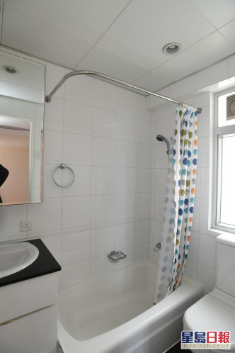 浴室布置簡潔，有窗通風。