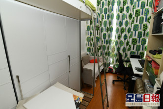 房間特地訂造組合家具，實用性高。