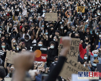 示威者舉起標語。AP