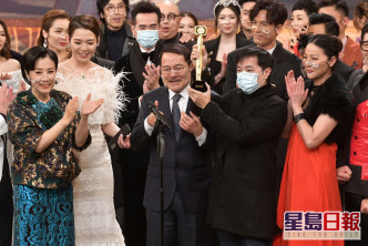 刘丹代表《爱‧回家之开心速递》领「万千光辉演艺人大奖」。