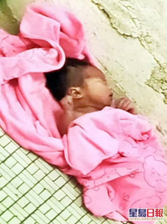 女嬰被發現時仍連着臍帶，她已被送院檢查。