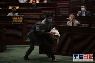 許智峯在議事廳內疑投擲惡臭腐爛植物。