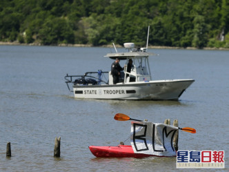 有示威者駕駛小船和小艇在附近的哈德遜河示威。AP