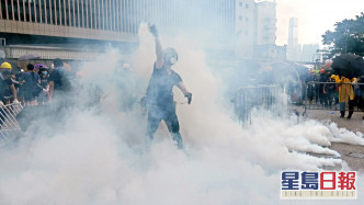 「6.12」爆發的警民衝突，是警方在反修例風波中首次使用催淚彈驅散。資料圖片