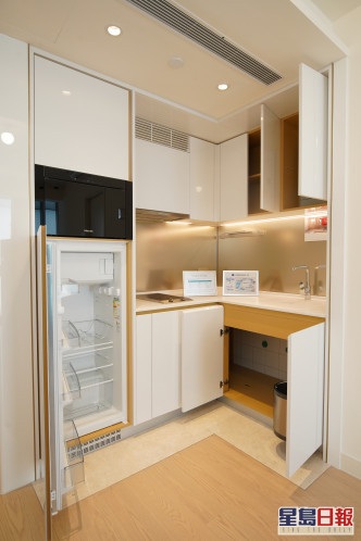 廚房設多組廚櫃組合，儲物空間充足。（2A座28樓C室交樓標準示範單位）