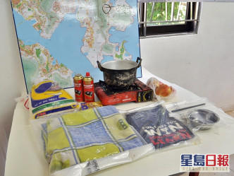 警方檢獲懷疑屬於非法入境者的物品，包括帳幕、衣物及煮食工具等。