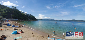 西贡区银线湾有不少泳客。