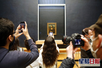 巴黎罗浮宫访客兴奋为《蒙罗丽莎》拍照。AP图片