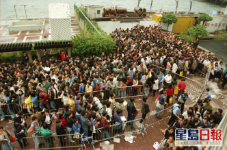 香港市民回归前申领BNO。资料图片