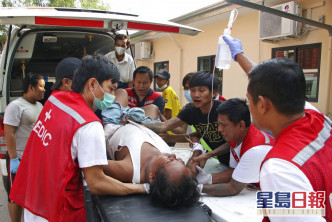 缅甸军方开枪镇压示威者，据报最少90人死亡。AP图片