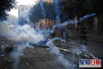 贝鲁特港口爆炸后引发大规模反政府示威。AP