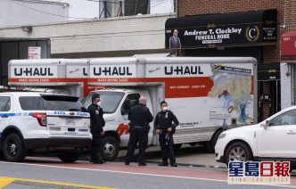 纽约市一家殡仪馆将多具遗体存放货车内。 AP