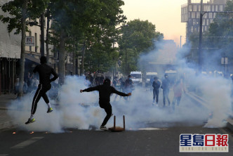 警方施放催泪弹驱散人群。 AP